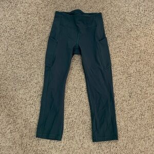 Lululemon Athletica green Capri pant with pockets great size 4